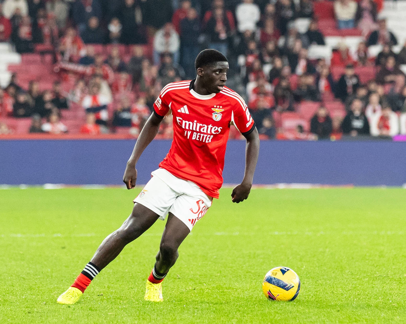 德天空：拜仁关注本菲卡17岁后卫班贾奎，作为吉瓦罗·雷德的替代