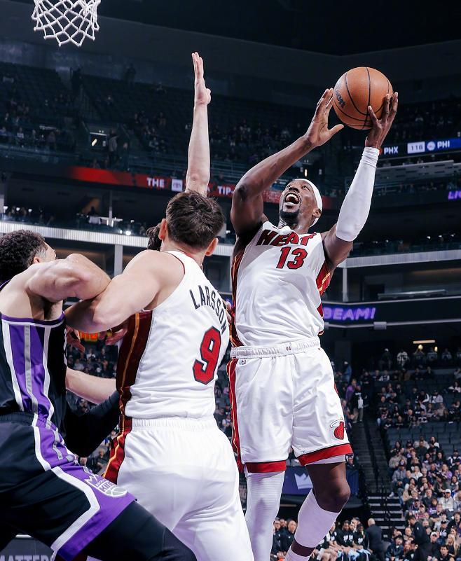 世界杯手机高清观看软件-阿德巴约25+7+5鲍威尔22分，威少三分失准6中1，热火复仇国王